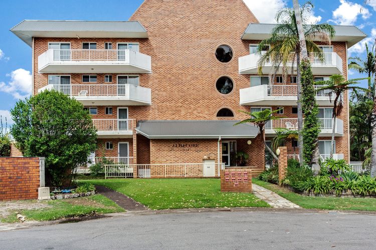 Albacore 3, 12-14  Ondine Close – waterfront, pool, lift & views