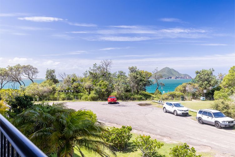 Albacore 3, 12-14  Ondine Close – waterfront, pool, lift & views