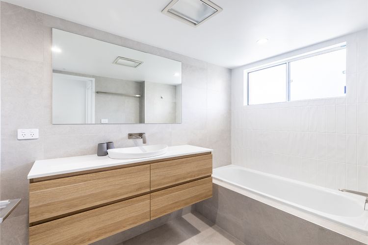 Albacore 3, 12-14  Ondine Close – waterfront, pool, lift & views