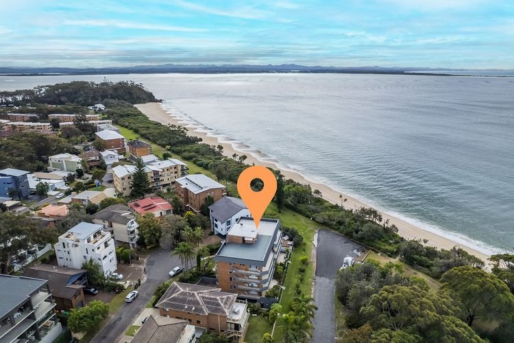 Albacore 3, 12-14  Ondine Close – waterfront, pool, lift & views