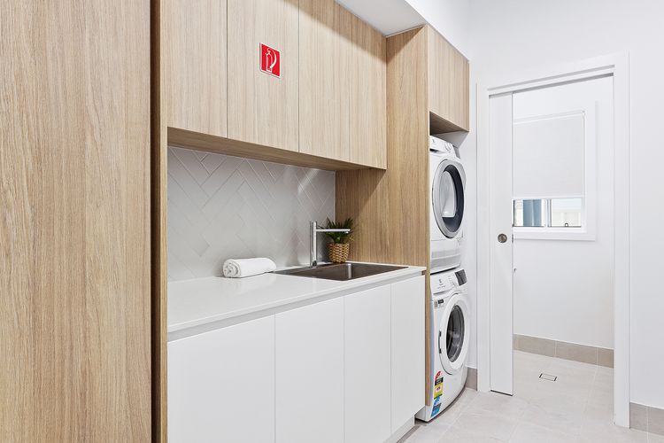 Hideaway 1, 3 Lillian St –  stunning water views