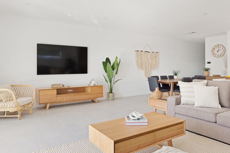 Hideaway 1, 3 Lillian St –  stunning water views