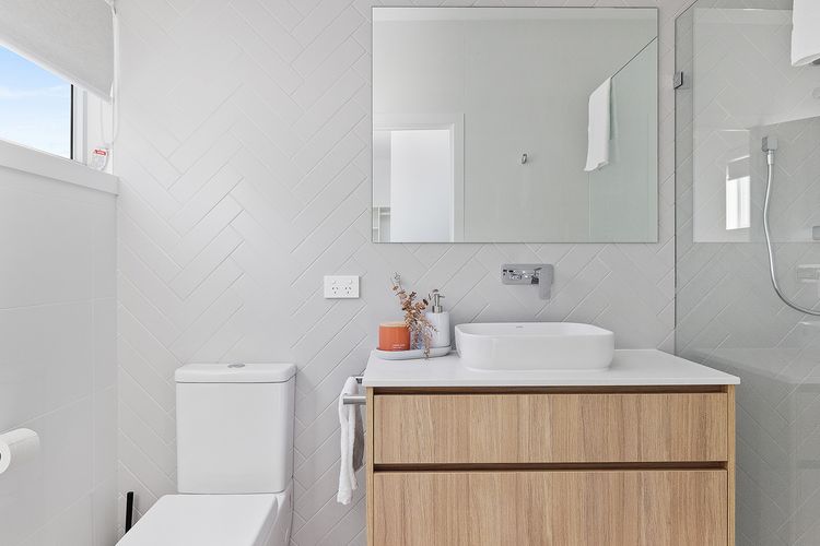 Hideaway 1, 3 Lillian St –  stunning water views