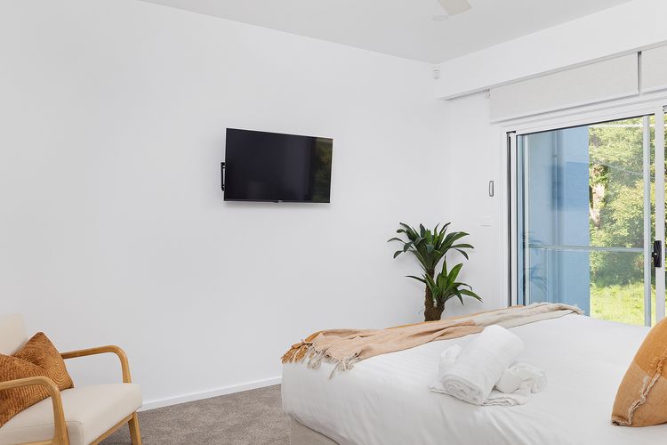 Hideaway 1, 3 Lillian St –  stunning water views