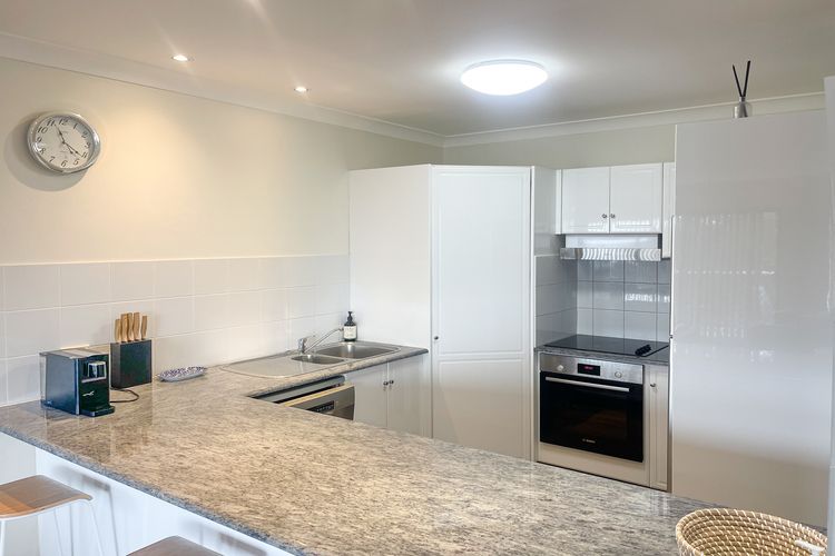 Paradiso, 3/4 Laman Street – Comfortable unit with water views, aircon, solar heated pool and in the heart of town