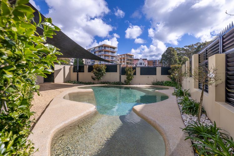 Paradiso, 3/4 Laman Street – Comfortable unit with water views, aircon, solar heated pool and in the heart of town