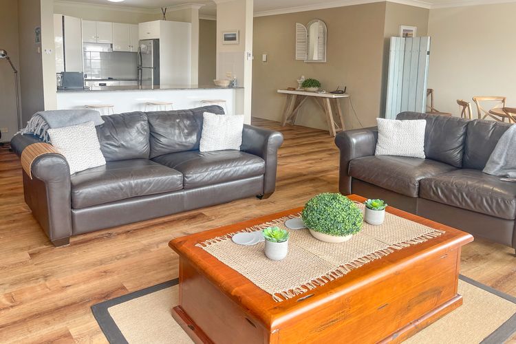 Paradiso, 3/4 Laman Street – Comfortable unit with water views, aircon, solar heated pool and in the heart of town