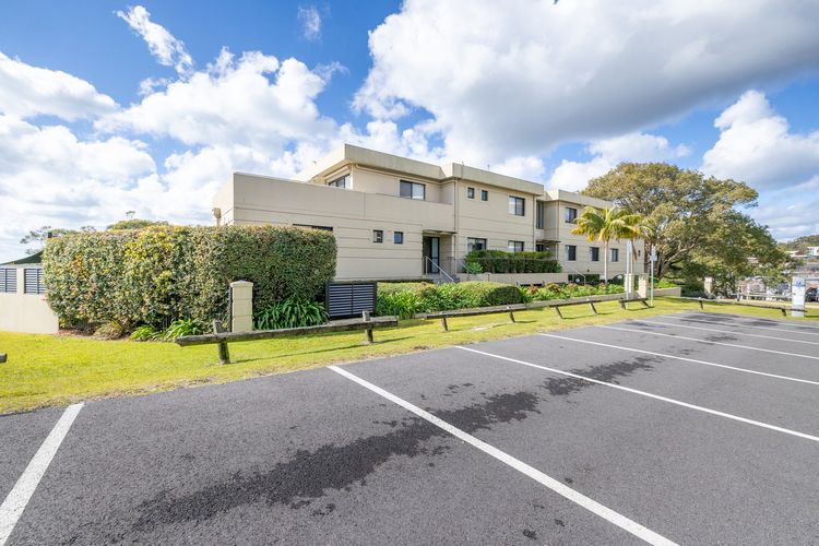 Paradiso, 3/4 Laman Street – Comfortable unit with water views, aircon, solar heated pool and in the heart of town
