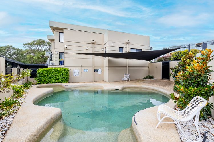 Paradiso, 3/4 Laman Street – Comfortable unit with water views, aircon, solar heated pool and in the heart of town