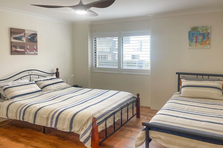 Paradiso, 3/4 Laman Street – Comfortable unit with water views, aircon, solar heated pool and in the heart of town