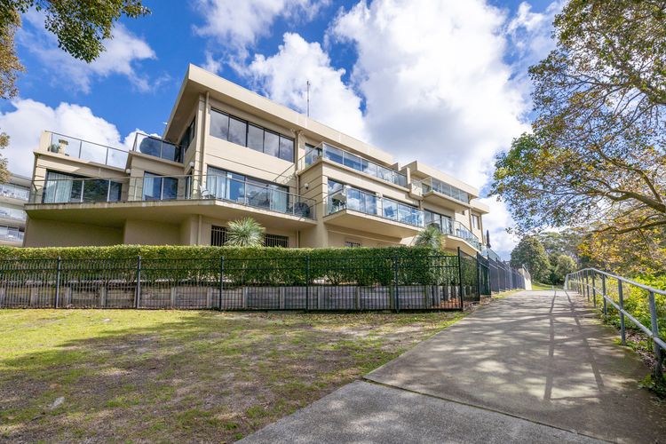 Paradiso, 3/4 Laman Street – Comfortable unit with water views, aircon, solar heated pool and in the heart of town