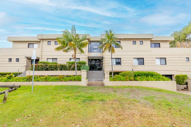 Paradiso, 3/4 Laman Street – Comfortable unit with water views, aircon, solar heated pool and in the heart of town