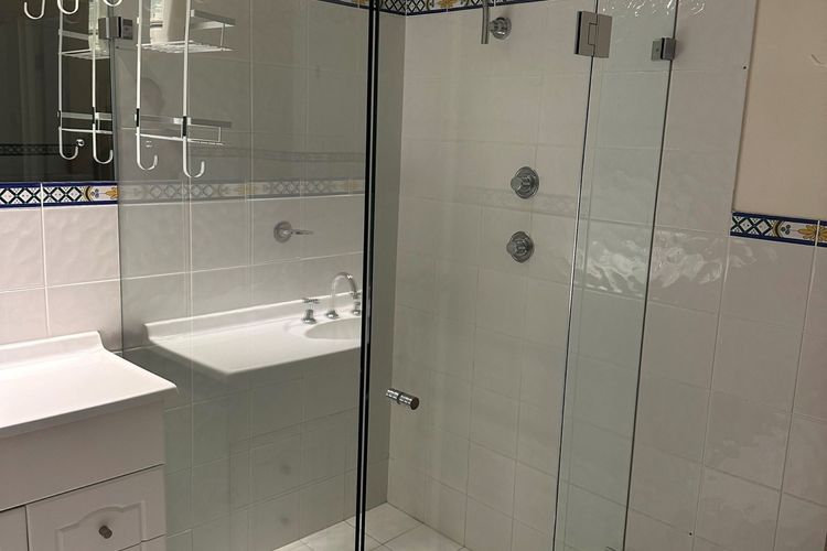 Paradiso, 3/4 Laman Street – Comfortable unit with water views, aircon, solar heated pool and in the heart of town