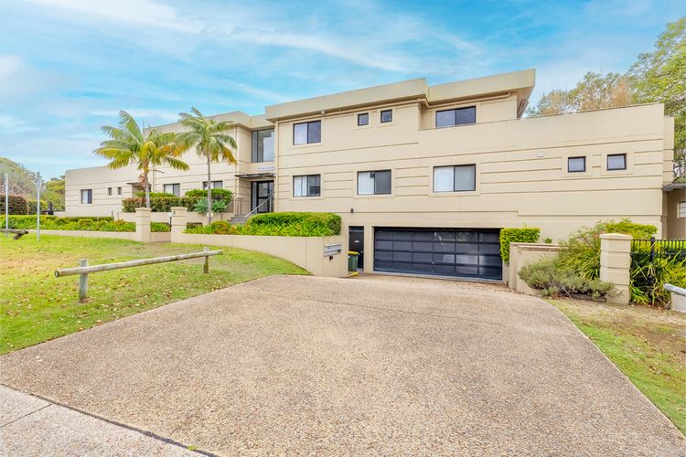 Paradiso, 3/4 Laman Street – Comfortable unit with water views, aircon, solar heated pool and in the heart of town