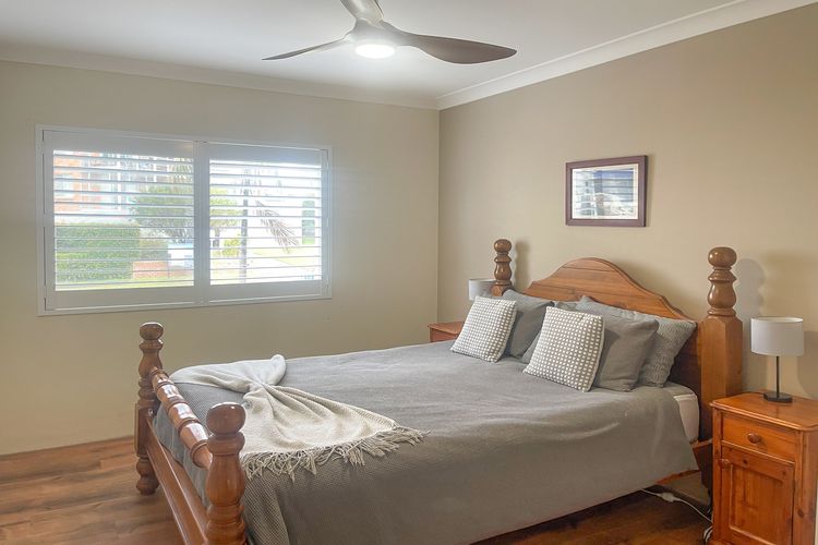 Paradiso, 3/4 Laman Street – Comfortable unit with water views, aircon, solar heated pool and in the heart of town