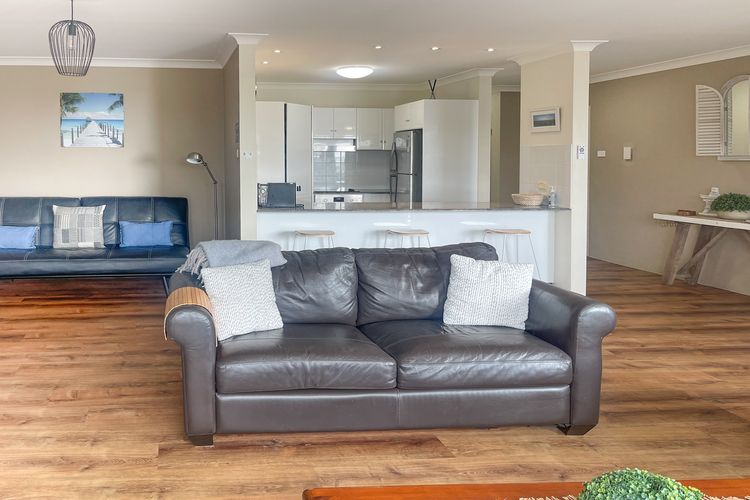 Paradiso, 3/4 Laman Street – Comfortable unit with water views, aircon, solar heated pool and in the heart of town