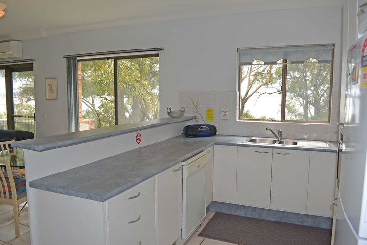 Sailfish, 3/46 Magnus Street – Unit with stunning water views and close to town