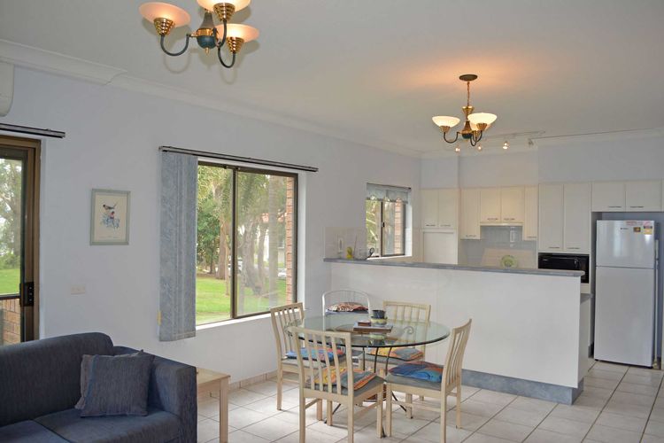 Sailfish, 3/46 Magnus Street – Unit with stunning water views and close to town