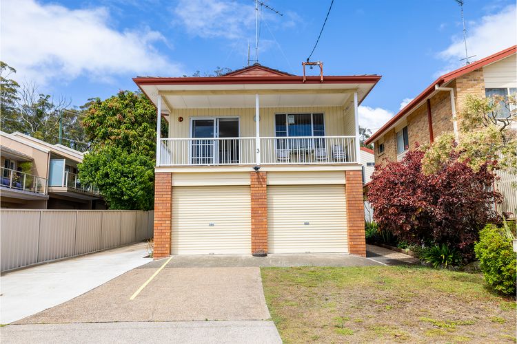 3 Tomaree Street – Spacious 4 bedroom house with air con situated in the heart of Nelson Bay