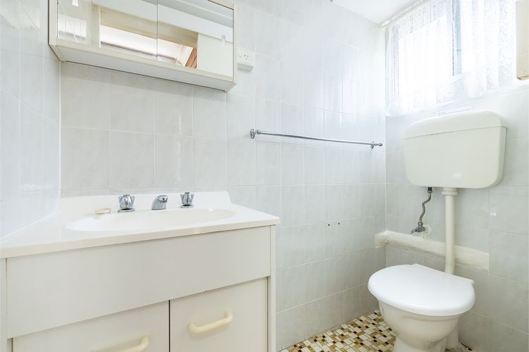 3 Tomaree Street – Spacious 4 bedroom house with air con situated in the heart of Nelson Bay