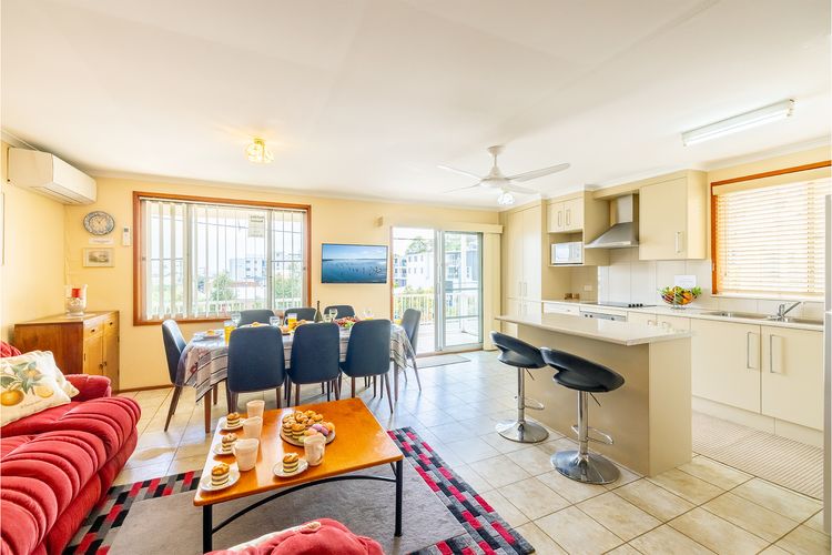 3 Tomaree Street – Spacious 4 bedroom house with air con situated in the heart of Nelson Bay