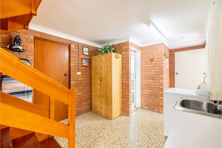 3 Tomaree Street – Spacious 4 bedroom house with air con situated in the heart of Nelson Bay