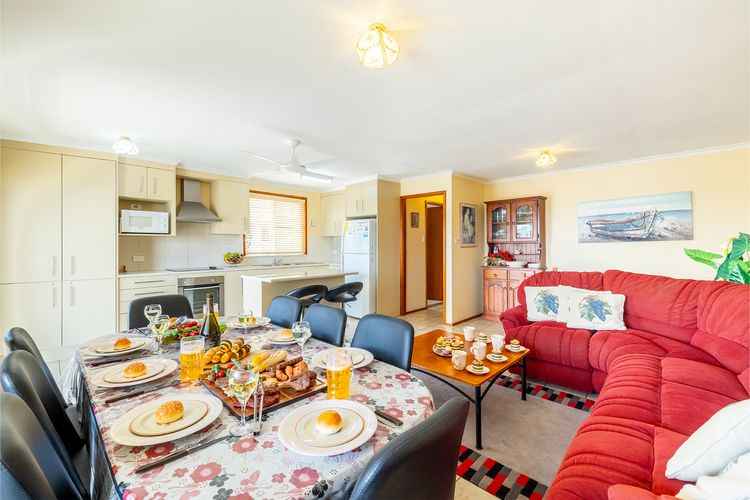 3 Tomaree Street – Spacious 4 bedroom house with air con situated in the heart of Nelson Bay