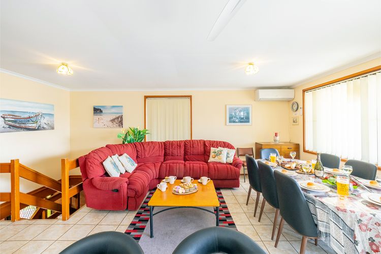 3 Tomaree Street – Spacious 4 bedroom house with air con situated in the heart of Nelson Bay