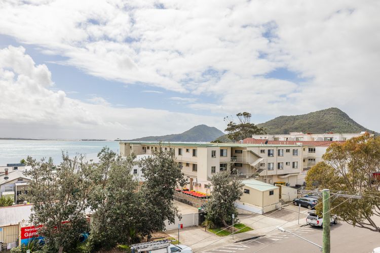 The Shoal, 301/6-8 Bullecourt Street – Air con, walking to local shops & beach