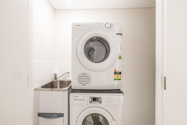 The Shoal, 301/6-8 Bullecourt Street – Air con, walking to local shops & beach