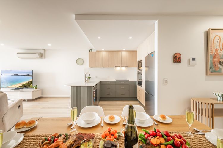 The Shoal, 301/6-8 Bullecourt Street – Air con, walking to local shops & beach