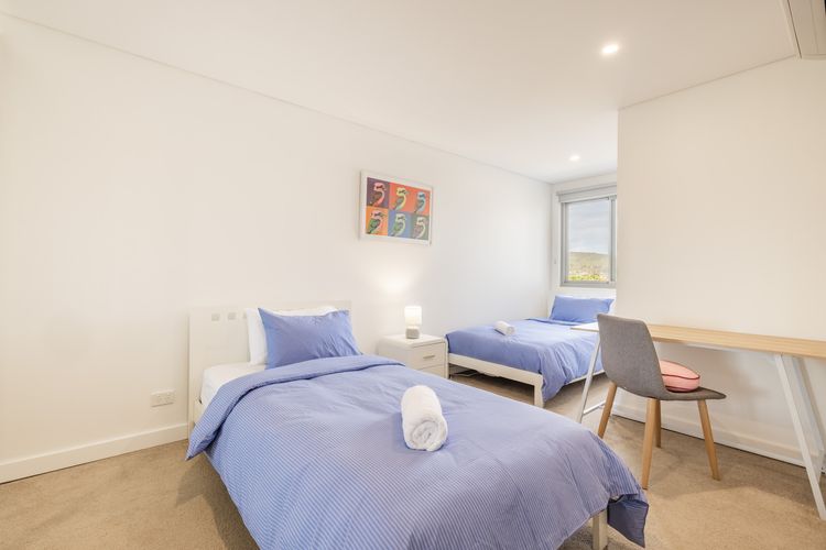 The Shoal, 301/6-8 Bullecourt Street – Air con, walking to local shops & beach