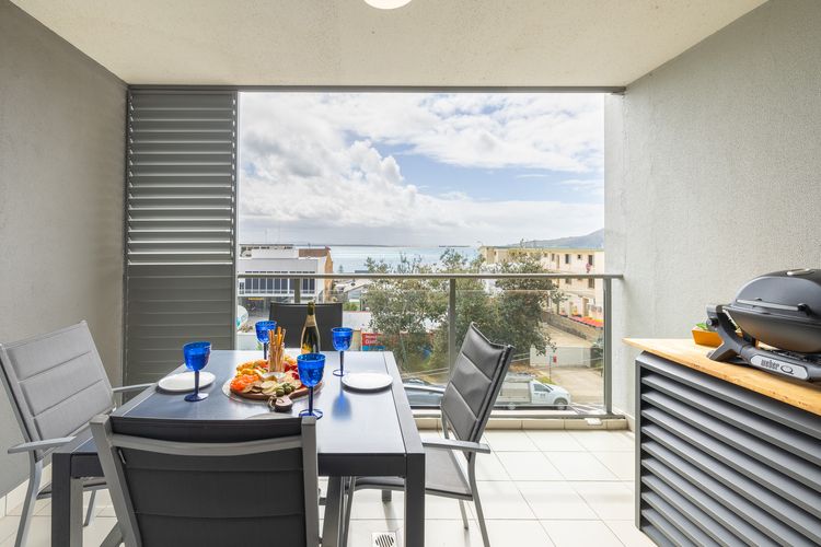 The Shoal, 301/6-8 Bullecourt Street – Air con, walking to local shops & beach
