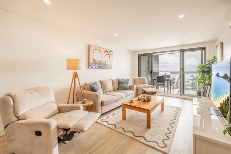 The Shoal, 301/6-8 Bullecourt Street – Air con, walking to local shops & beach