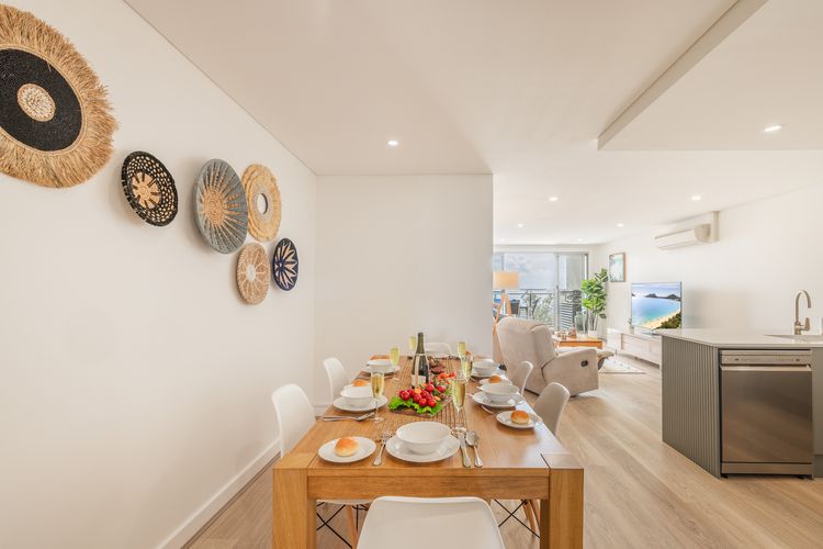 The Shoal, 301/6-8 Bullecourt Street – Air con, walking to local shops & beach