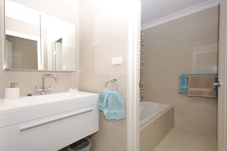 Bay Parklands, 32/2 Gowrie Avenue – fantastic unit with air conditioning, pool, tennis court & spa