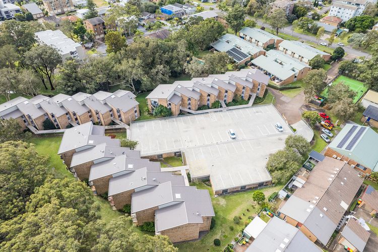 Bay Parklands, 32/2 Gowrie Avenue – fantastic unit with air conditioning, pool, tennis court & spa