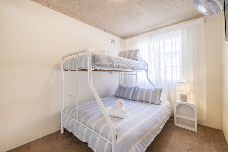 Shoal Towers, 1/11 Shoal Bay Road – Wi-Fi, Air Conditioning, fantastic unit across the road from beach