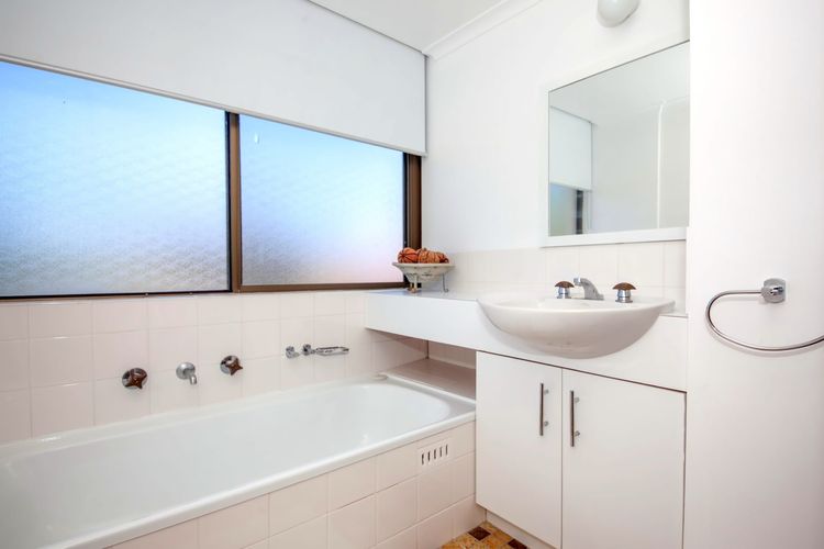 Magnus Gardens, 4/7 Magnus St – beautiful air conditioned unit with filtered water views & WIFI