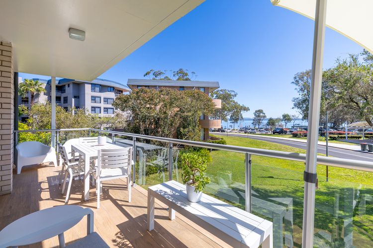 Villa Ellisa, 4/10 Columbia Close – beautiful unit with beautiful water views at Little Beach