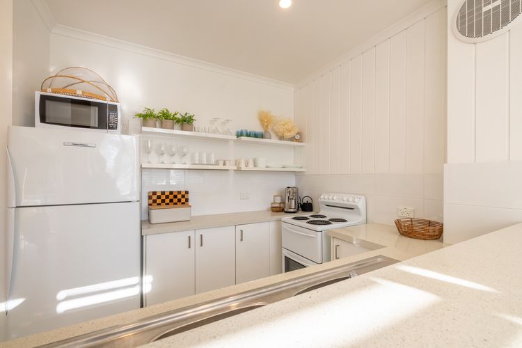 Villa Ellisa, 4/10 Columbia Close – beautiful unit with beautiful water views at Little Beach