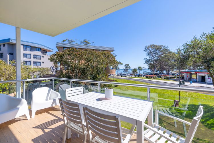 Villa Ellisa, 4/10 Columbia Close – beautiful unit with beautiful water views at Little Beach