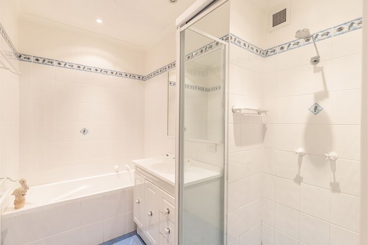 Bay Parklands, 49/2 Gowrie Ave – ducted aircon, WIFI, views, pool, tennis