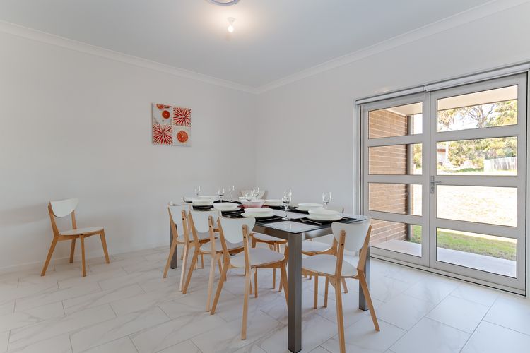 5 Bent Street – huge house with Foxtel & Aircon