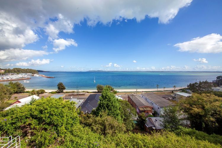 Quarterdeck, 5/12 Magnus Street – panoramic water views & close to town