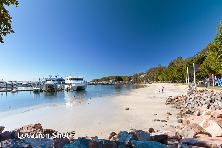 Quarterdeck, 5/12 Magnus Street – panoramic water views & close to town