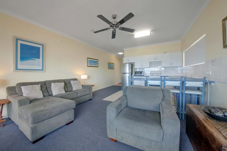 Quarterdeck, 5/12 Magnus Street – panoramic water views & close to town