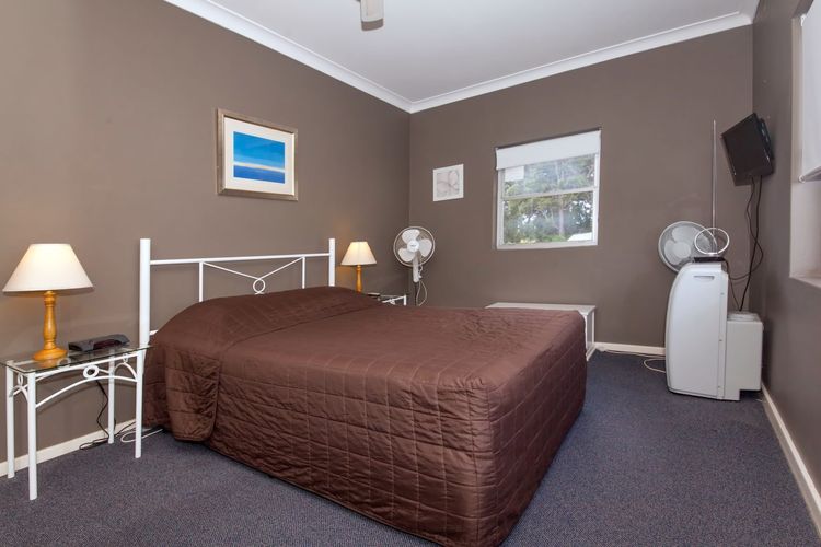 Quarterdeck, 5/12 Magnus Street – panoramic water views & close to town