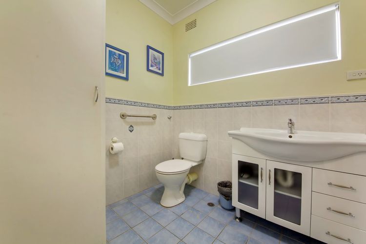 Quarterdeck, 5/12 Magnus Street – panoramic water views & close to town