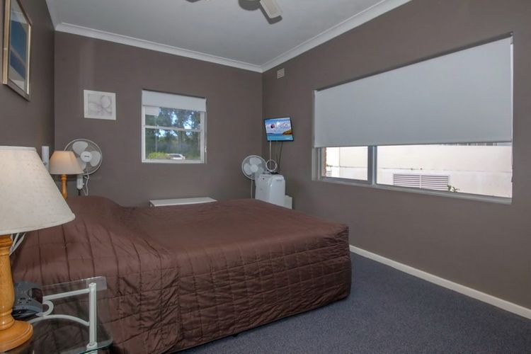 Quarterdeck, 5/12 Magnus Street – panoramic water views & close to town